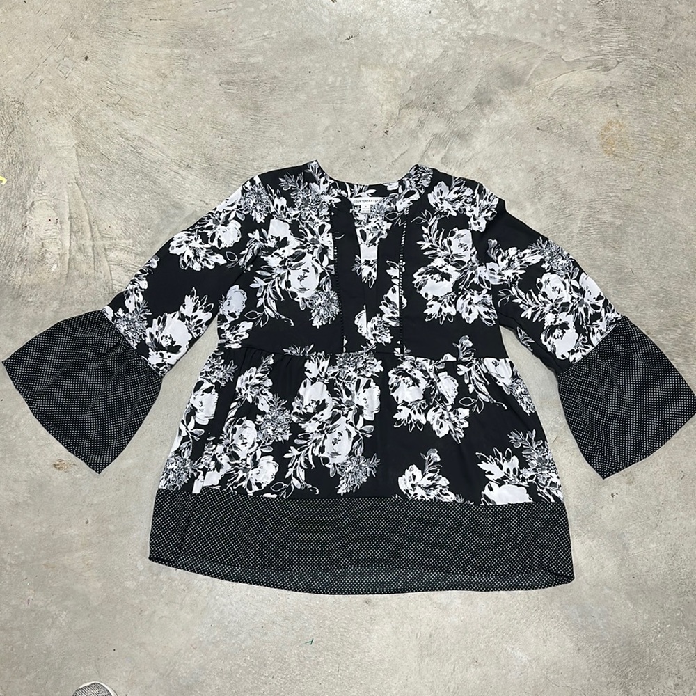 Black n white design with polka dots ruffle sleeves / Size M /Counterparts brand